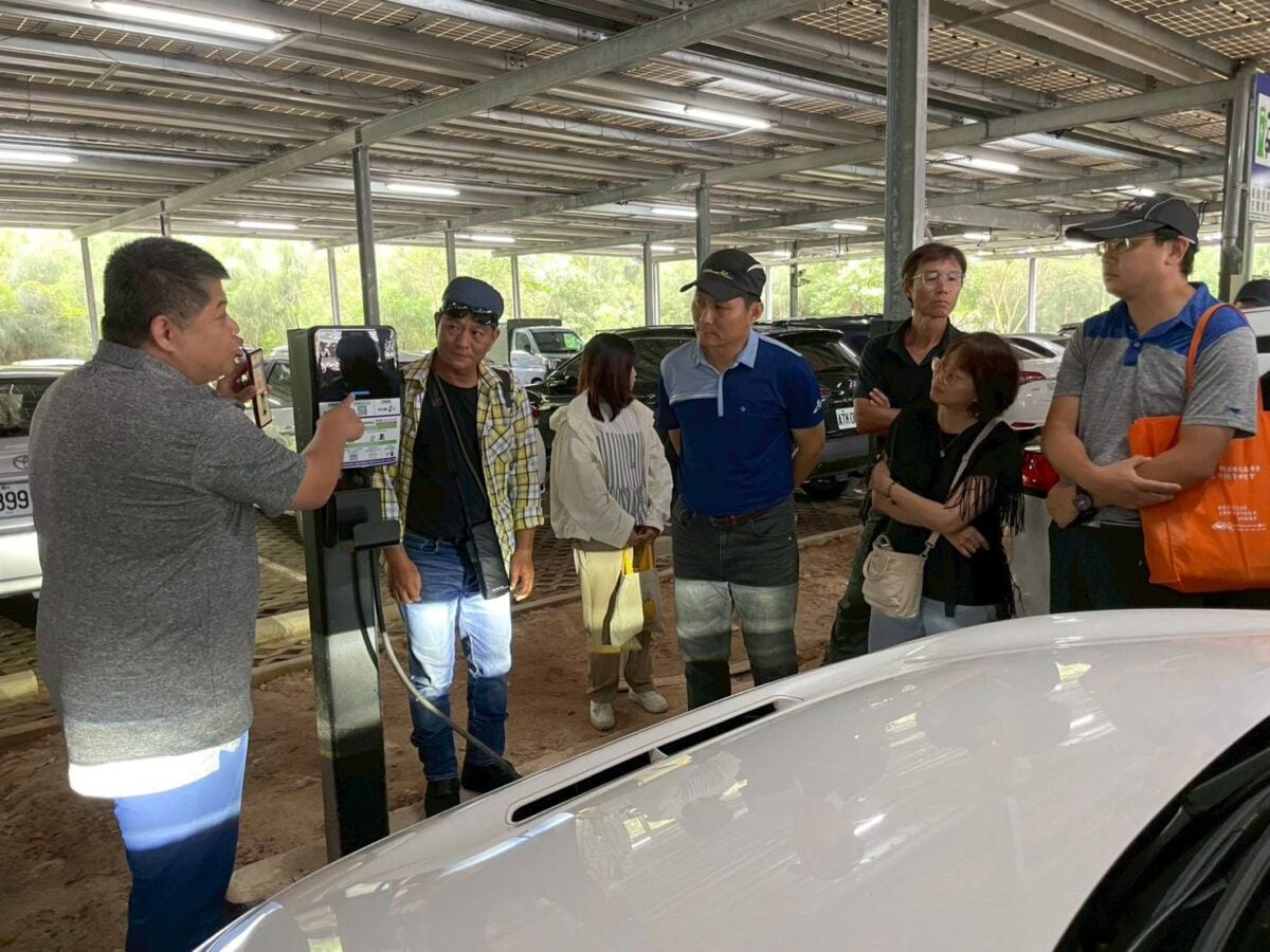 ▲參訪停車場太陽能光電板及電動車充電樁。