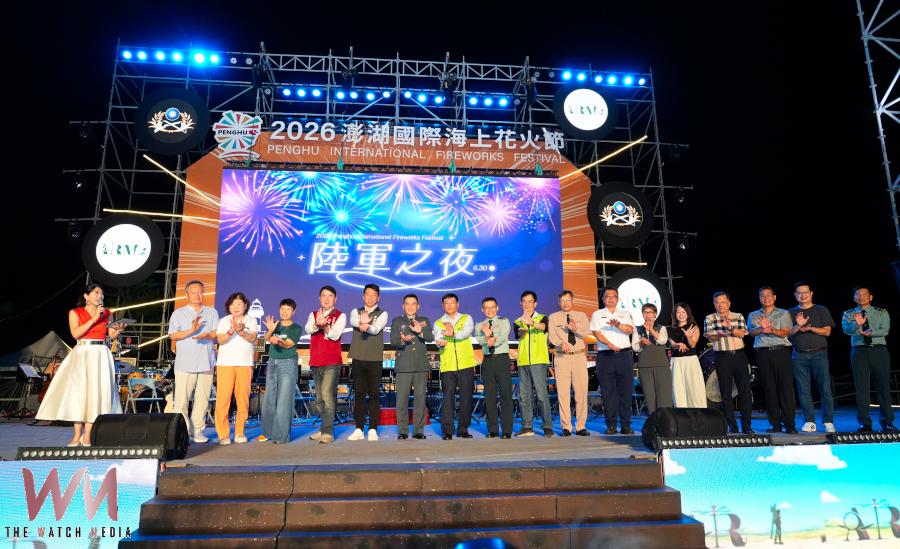 花火節「陸軍之夜」震撼登場 軍樂、儀隊、蛙人操演齊聚觀音亭 展現國軍精實戰力與多元風采