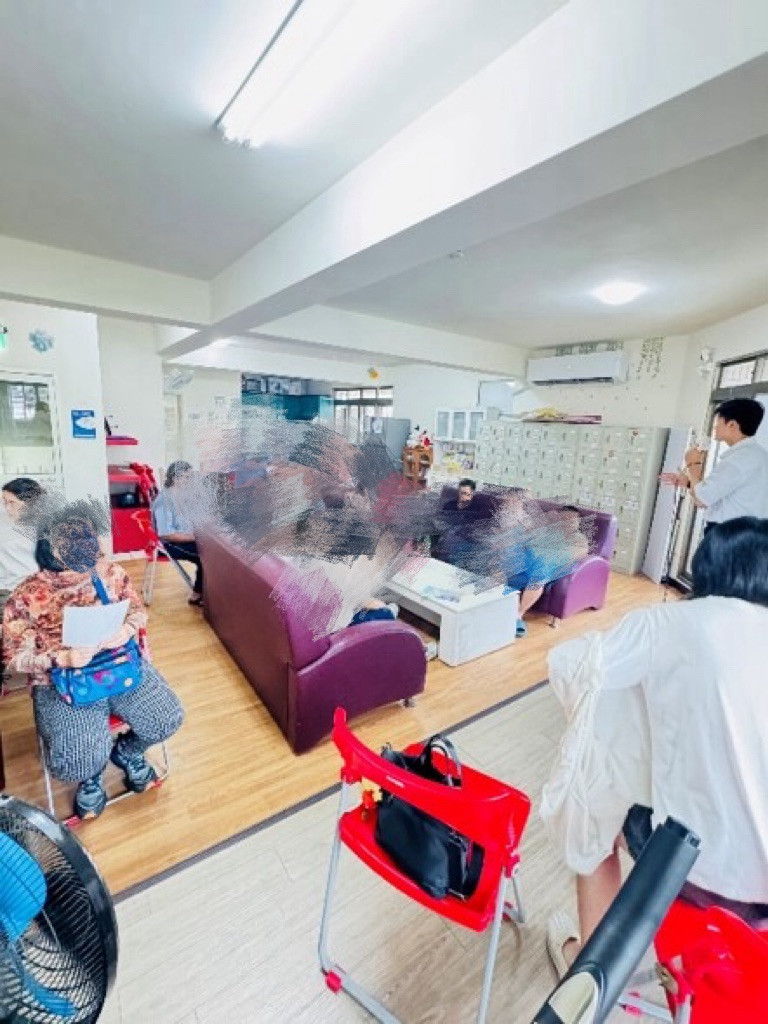 社工前往社區復健中心,向個案家屬及工作人員詳細說明監護人的職責與角色,讓更多市民了解監護與輔助宣告制度。