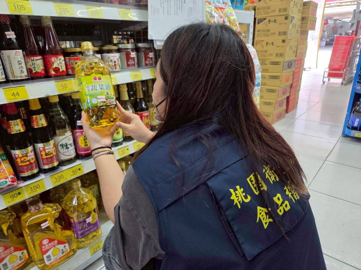 張善政市長要求啟動食安應變機制,並展開市售產品清查、校園午餐盤點及退換貨權益保障作業。