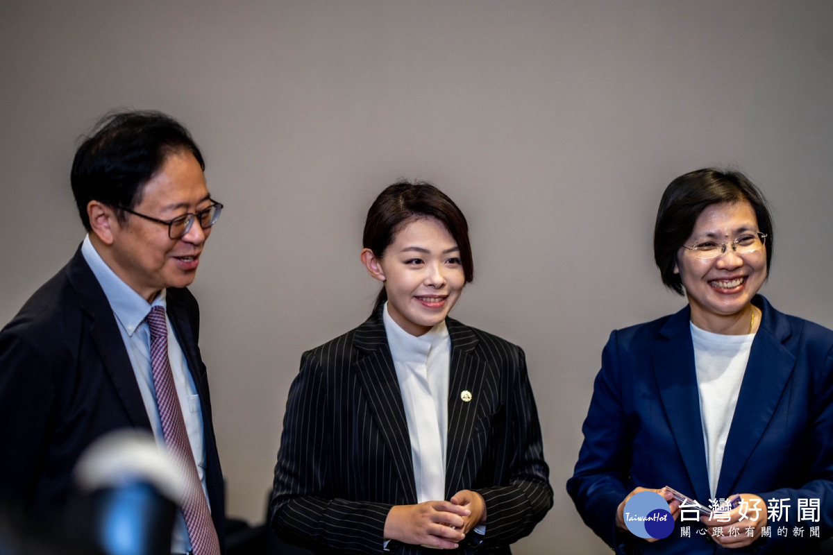 徐欣瑩出席「財團法人桃園市智慧產業學院成立記者會」。