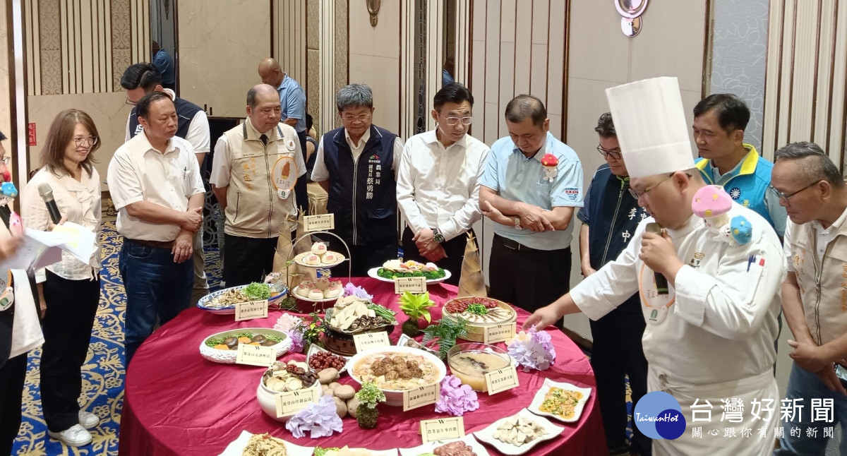 主廚搶先向來賓公開介紹「千人宴」特色菜單