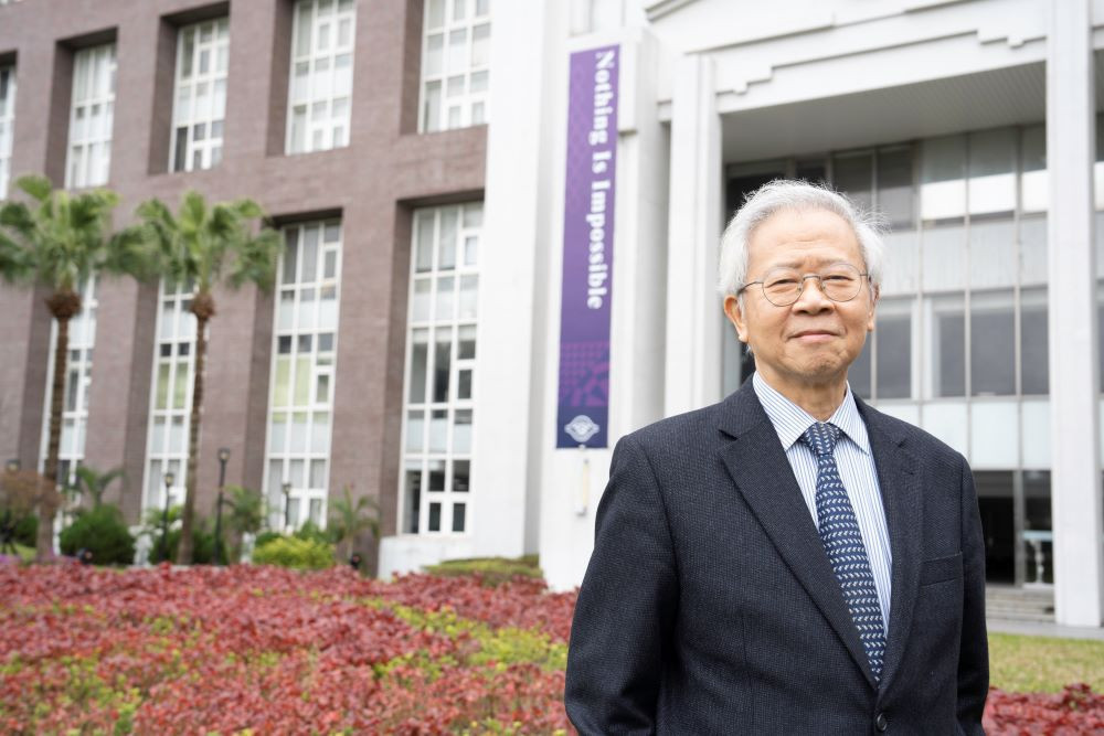 長庚大學校長湯明哲強調，讓醫學與資工跨界融合，翻轉傳統修業體制，未來不是AI取代醫師，而是「懂AI的醫師」取代不懂的人。(圖/長庚大學)