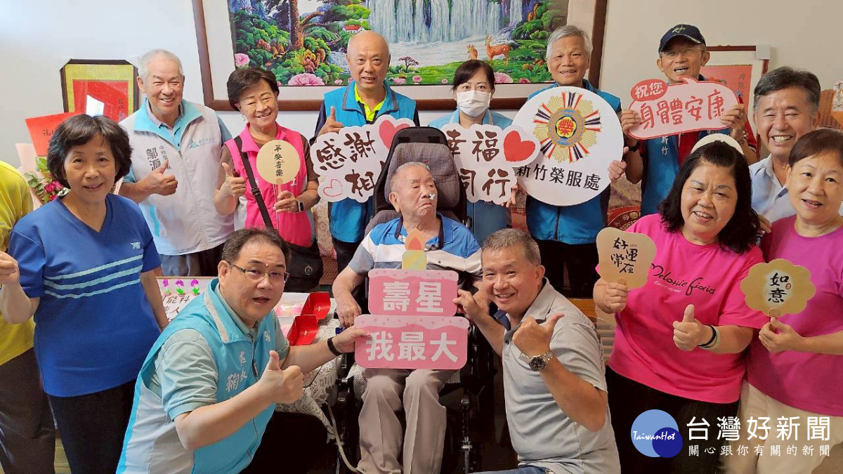 新竹榮服處鞠宗顯處長(前排左二)、新竹市中雅里鄔滬生里長(後排左一)陪伴爺爺及家屬共度溫馨的百歲壽誕。