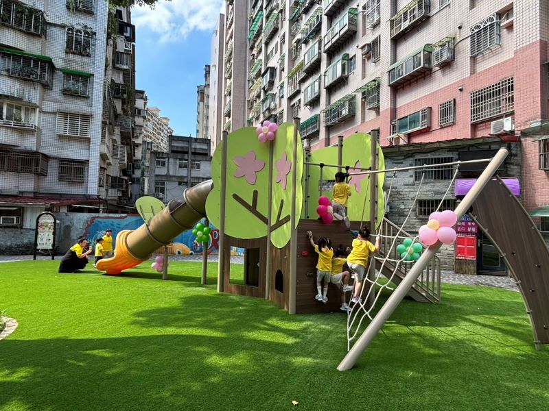新店第22座共融綠地 安成公園打造櫻花遊戲場啟用 51 《圖說》櫻花造型特色遊具,讓孩子們盡情玩樂。〈新店區公所提供〉
