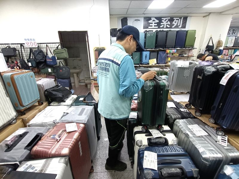 《圖說》新北市經發局針對轄內商家辦理旅遊商品專案抽查，替消費者把關。〈經發局提供〉