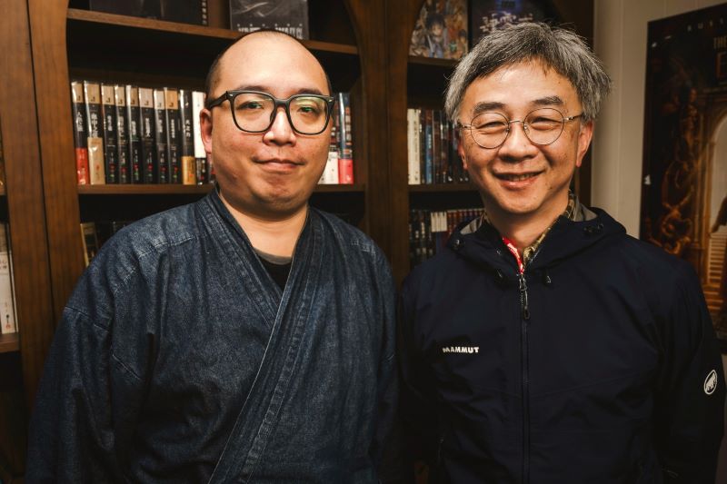 十三行「考古愛講古」升級 台語訪談走讀八里文史生態 38 《圖說》主持人知名作家唐墨(左)及國立臺灣博物館研究人員林一宏。〈十三行提供〉