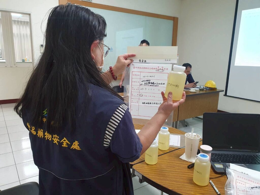 中聯油脂大豆沙拉油「苯駢芘」超標 中市食安處勒令即刻停工全面下架回收 48 %E4%B8%AD%E8%81%AF%E6%8A%BD%E9%A9%97%E5%A4%A7%E8%B1%86%E6%B2%99%E6%8B%89%E6%B2%B9