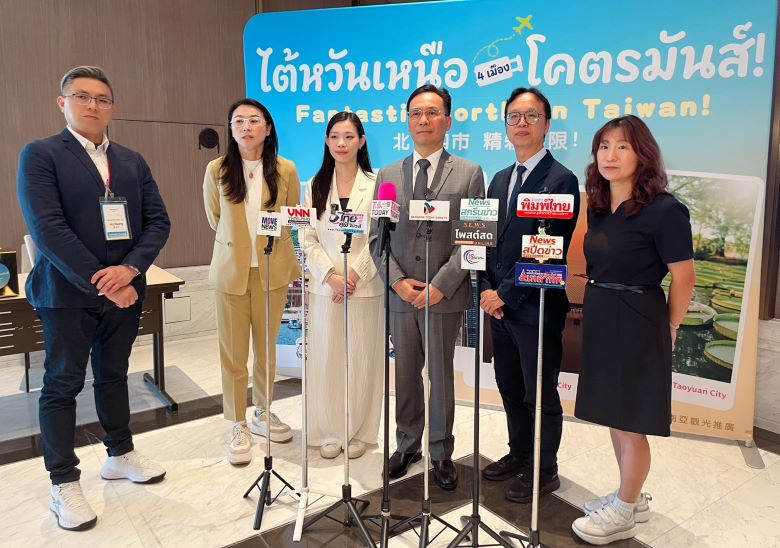 北台四市遠征泰國推廣觀光 新北主打美食與節慶吸客 44 《圖說》新北市觀旅局長楊宗珉(右2),向泰國民眾大力宣傳淡江大橋、新北美術館及瑞三整煤廠及美食、宗教景點。〈觀旅局提供〉