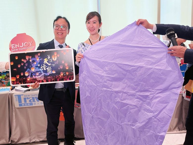 北台四市遠征泰國推廣觀光 新北主打美食與節慶吸客 45 《圖說》攤位現場人潮互動熱絡,楊宗珉局長邀請泰國網紅貴賓一同書寫天燈祈福,體驗天燈文化。〈觀旅局提供〉