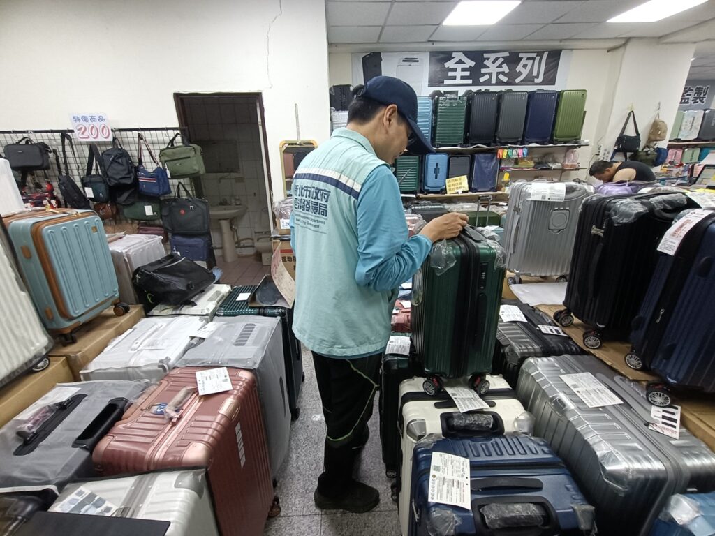 旅遊用品商品標示大抽查 新北市府把關放心買 28 %E6%96%B0%E5%8C%97%E5%B8%82%E7%B6%93%E7%99%BC%E5%B1%80%E9%87%9D%E5%B0%8D%E8%BD%84%E5%85%A7%E5%95%86%E5%AE%B6%E8%BE%A6%E7%90%86%E6%97%85%E9%81%8A%E5%95%86%E5%93%81%E5%B0%88%E6%A1%88%E6%8A%BD%E6%9F%A5%EF%BC%8C%E6%9B%BF%E5%B8%82%E6%B0%91%E6%9C%8B%E5%8F%8B%E6%8A%8A%E9%97%9C%E3%80%82