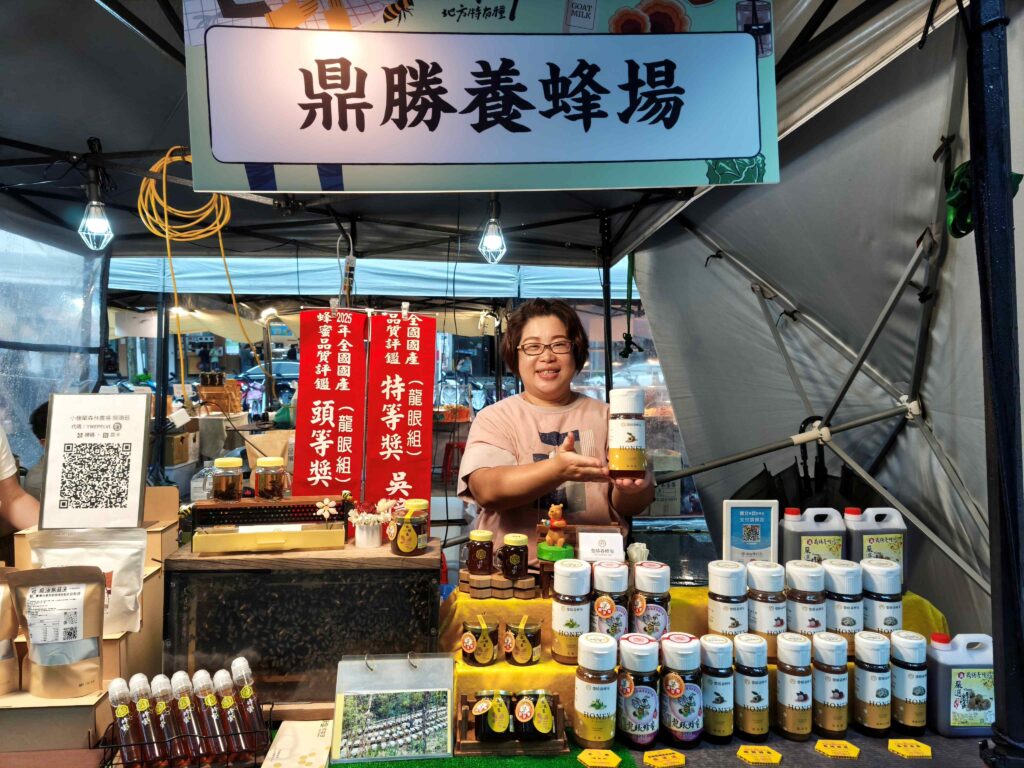 新北青農消暑展售會 雙連捷運站登場 18 %E9%BC%8E%E5%8B%9D%E9%A4%8A%E8%9C%82%E5%A0%B4%E6%96%BC%E5%85%A8%E5%9C%8B%E8%9C%82%E8%9C%9C%E8%A9%95%E9%91%91%E5%A4%9A%E6%AC%A1%E7%8D%B2%E7%8D%8E%EF%BC%8C%E8%9C%82%E8%9C%9C%E9%A6%99%E7%94%9C%E5%A5%BD%E5%93%81%E8%B3%AA%E6%B7%B1%E5%8F%97%E6%B6%88%E8%B2%BB%E8%80%85%E5%96%9C%E6%84%9B