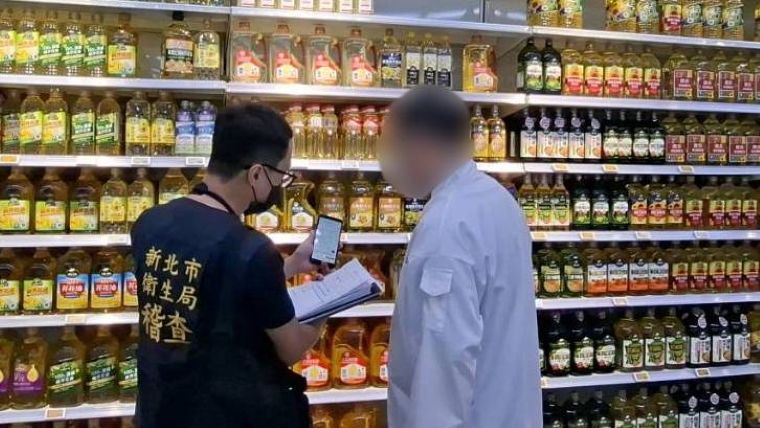 因應問題油品事件 新北跨局處專案查核未見問題批號 53 《圖說》新北市在食品藥物管理署公布須下架回收的產品品項及批號後,立即啟動跨局處專案稽查。〈衛生局提供〉
