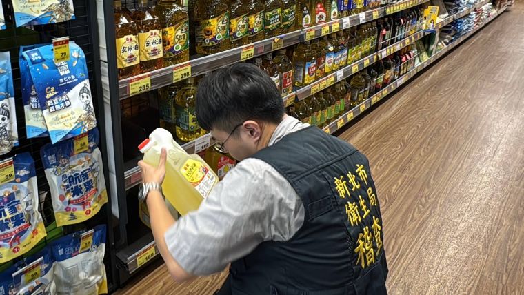 因應問題油品事件 新北跨局處專案查核未見問題批號 54 《圖說》衛生局截至今天下午4時,已查核轄內74家食品販售、製造及餐飲業者,均未發現問題批號產品。〈衛生局提供〉
