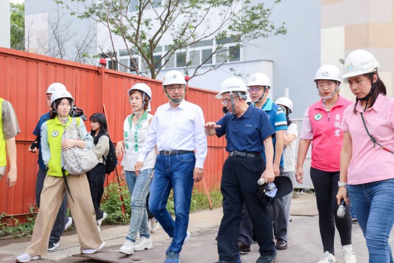 行動治理到板橋廣納建言 侯: 持續打造宜居幸福城市 46 《圖說》侯友宜市長實地視察華僑高中透水保水工程。〈民政局提供〉