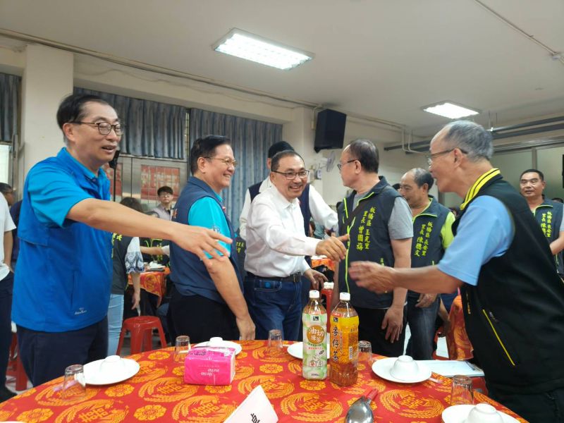 行動治理到板橋廣納建言 侯: 持續打造宜居幸福城市 50 《圖說》侯友宜市長感謝里長們長期協助推動市政。〈民政局提供〉