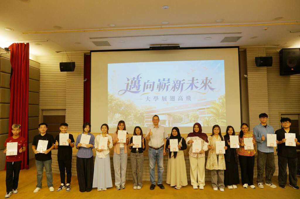 ▲大葉大學柳源德副國際長(中)鼓勵學生迎接大學課程挑戰。(圖/記者林明佑翻攝)