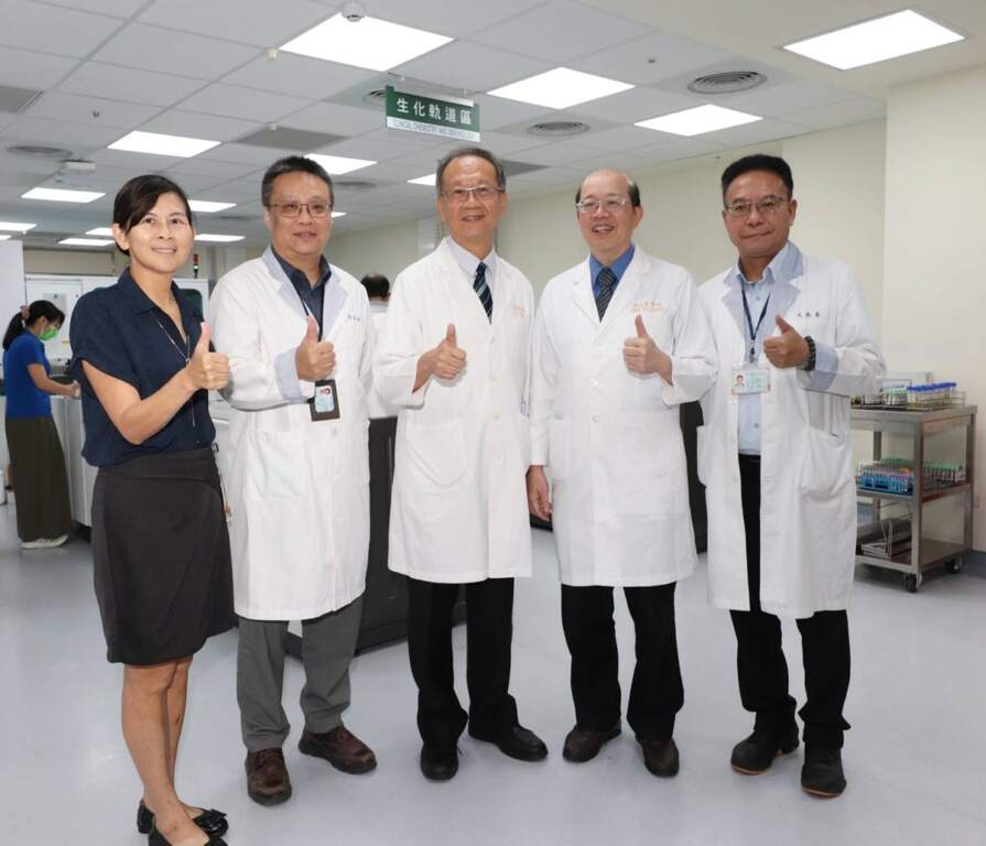 ▲仁愛長庚合作聯盟醫院（大里仁愛醫院）啟用全視野中央實驗室， 龔嘉德院長（中）表示，是推動智慧醫療的重要里程碑。（圖／大里仁愛醫院提供）