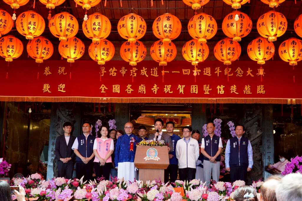 ▲臺北市長蔣萬安今日出席指南宮「孚佑帝君成道1146周年慶祝紀念三獻大典」,除了感謝指南宮長期對地方信仰的貢獻,更宣布市府將斥資11億元打造連接天恩宮以及貓空站的「貓空人行跨橋」,方便民眾在遊憩時能一探貓空地區的優美景色。