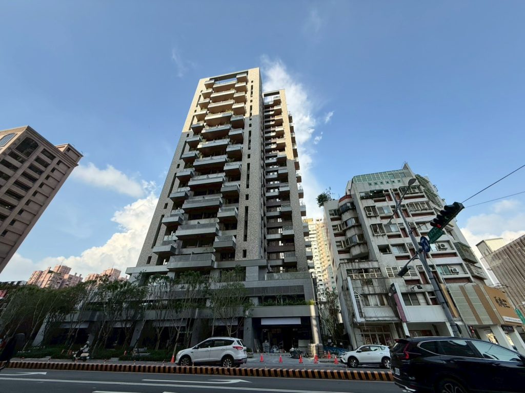 (住展)「冠德崇德綻」採先建後售模式，規劃39至59坪、3至4房產品，呼應換屋族對中大坪數