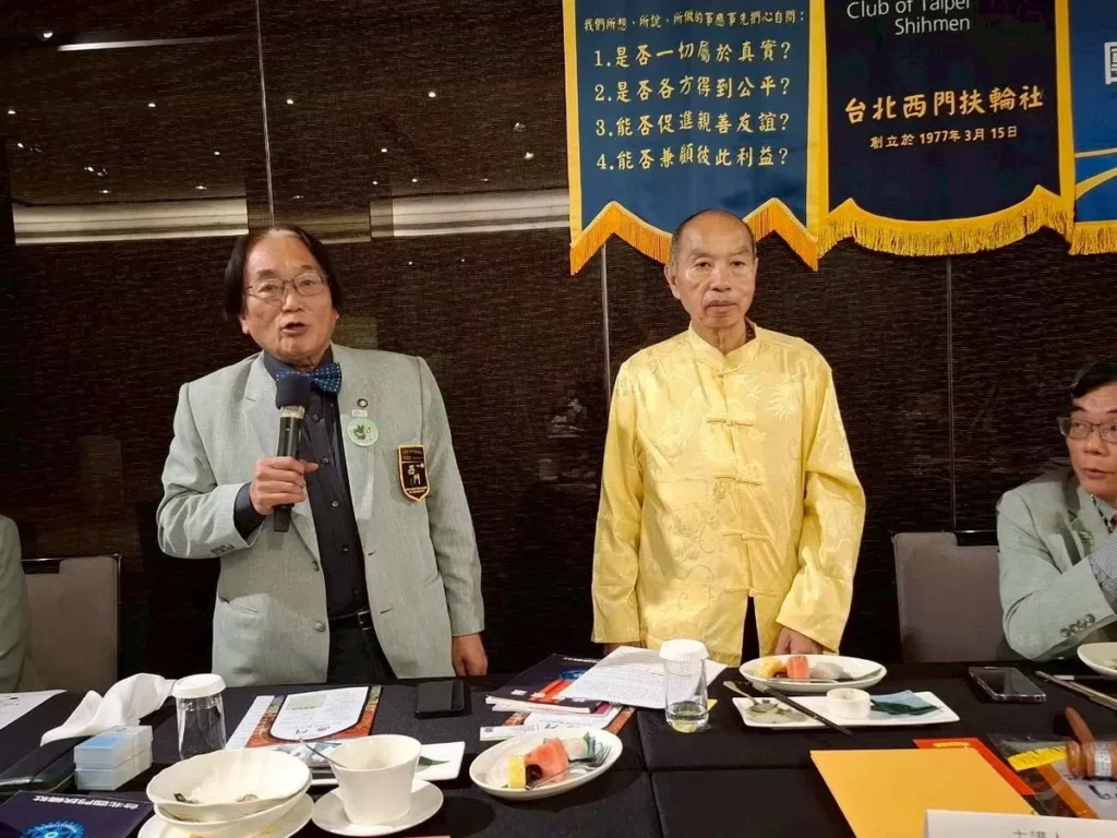 台北西門扶輪社前社長高孟熙(PP Cimmons ) (左)認同九宮易經的迷人精奧,感謝孟龍老師(右)的蒞臨演講。