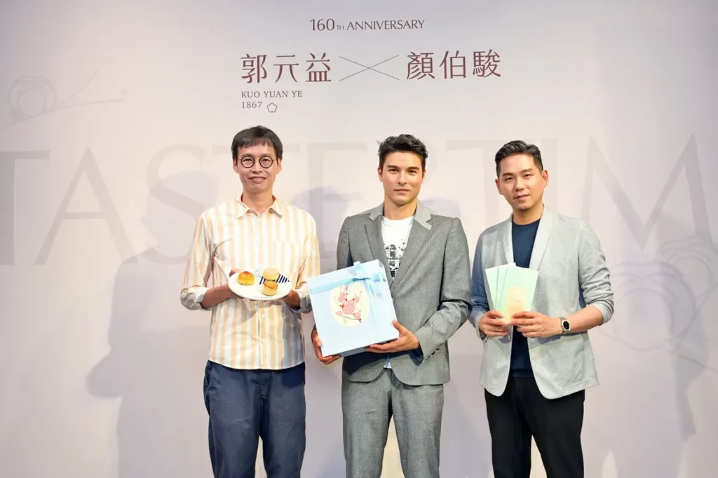 郭元益副總經理郭建偉(圖左)、品牌代言人鳳小岳、設計師顏伯駿(圖右)一同出席分享郭元益 160 週年特別獻禮三部曲。左至右依序為:全新迷你頂級台式大餅系列(京饌玉露酥、鳳梨椰果餅、芝核香蛋酥)、「時味。島嶼 Taste of Time」伴手禮盒、及書寫台灣糕餅飲食記憶的品牌小誌「時光。入味Infused with Time」。