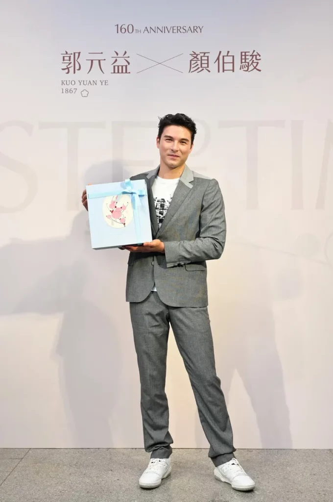 郭元益品牌代言人鳳小岳今(7月2日)出席郭元益品牌160周年活動,帶來兒時糕餅記憶的文字書寫,創作作品將與郭元益 160 週年限定伴手禮盒「時味。島嶼 Taste of Time」同時限量登場。