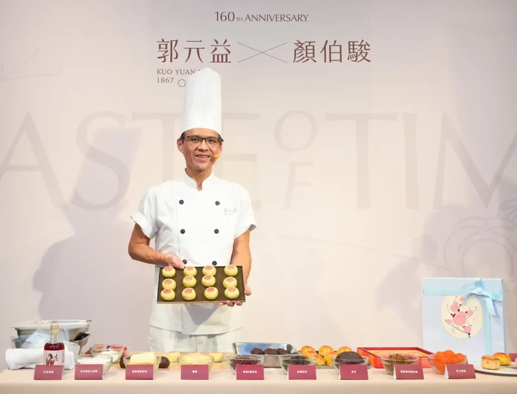 郭元益糕餅師傅在160周年發表會示範百年糕餅手作技藝,台式大餅變身迷你尺寸仍包入相同豐富餡料,不僅挑戰師傅手藝,原料與製程也全面升級,搖身成為精緻小巧的現代漢餅,適合隨時享用。