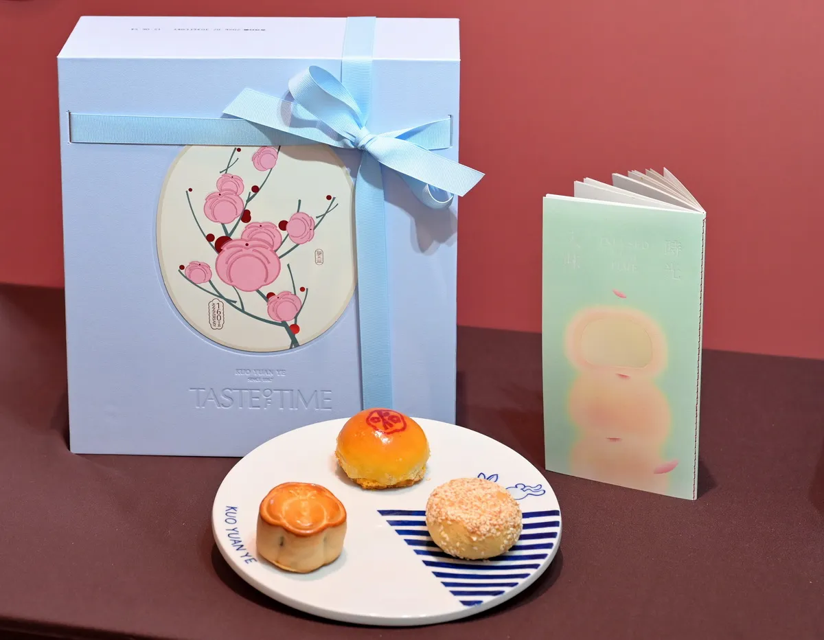 郭元益160周年「時味。島嶼 Taste of Time」伴手禮盒,從7月2日起秋節限定登場,禮盒同步推出全新迷你頂級台式大餅系列,圖左至右為鳳梨椰果餅、京饌玉露酥、芝核香蛋酥。(每盒售價1,680元)