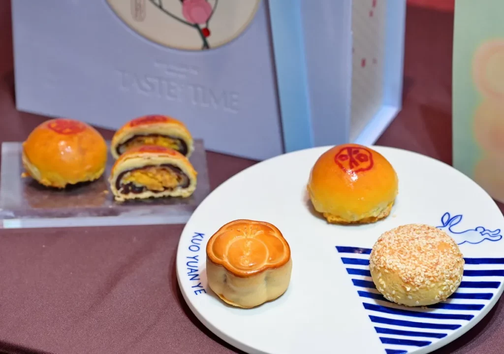 郭元益160周年「時味。島嶼 Taste of Time」伴手禮盒,從7月2日起秋節限定登場,禮盒同步推出全新迷你頂級台式大餅系列,右盤中左至右為鳳梨椰果餅、京饌玉露酥、芝核香蛋酥。(每盒售價1,680元)