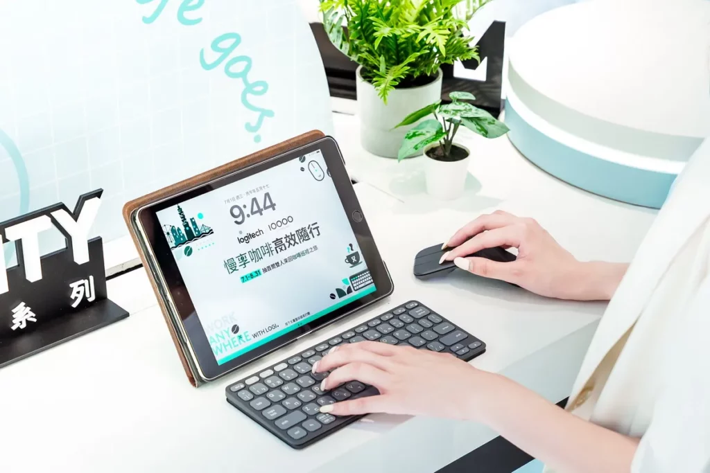 透過 Logitech 羅技的Mobi 無線摺疊滑鼠與 Keys-to-Go 2 等行動辦公配備,讓使用者在咖啡廳中也能快速開工、自在切換工作場景。