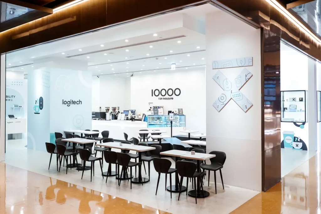 Logitech 羅技攜手 Ten Thousand Coffee 打造期間限定「Logi Café 羅技城市咖啡所」,以品牌視覺結合咖啡廳空間設計,將店內設計為兼具行動辦公情境與打卡亮點的沉浸式聯名體驗空間。