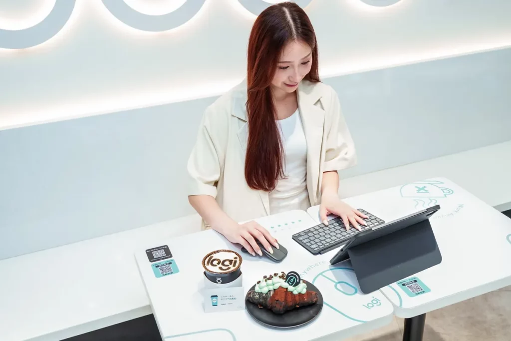 「Logi Café 羅技城市咖啡所」現場打造品牌打卡牆,結合 Logitech 羅技品牌視覺與 Ten Thousand Coffee 聯名餐點,邀請消費者感受城市行動辦公的慢享高效氛圍。