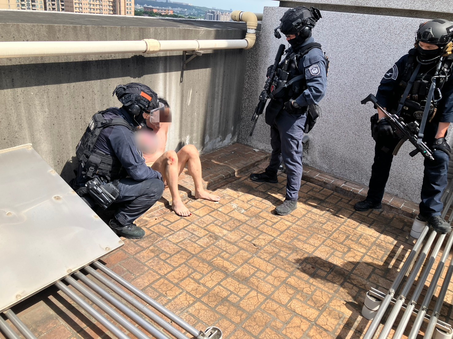 中壢、平鎮警強勢攻堅毒品分裝場 44歲男全裸狼狽落網 S 25141806 0