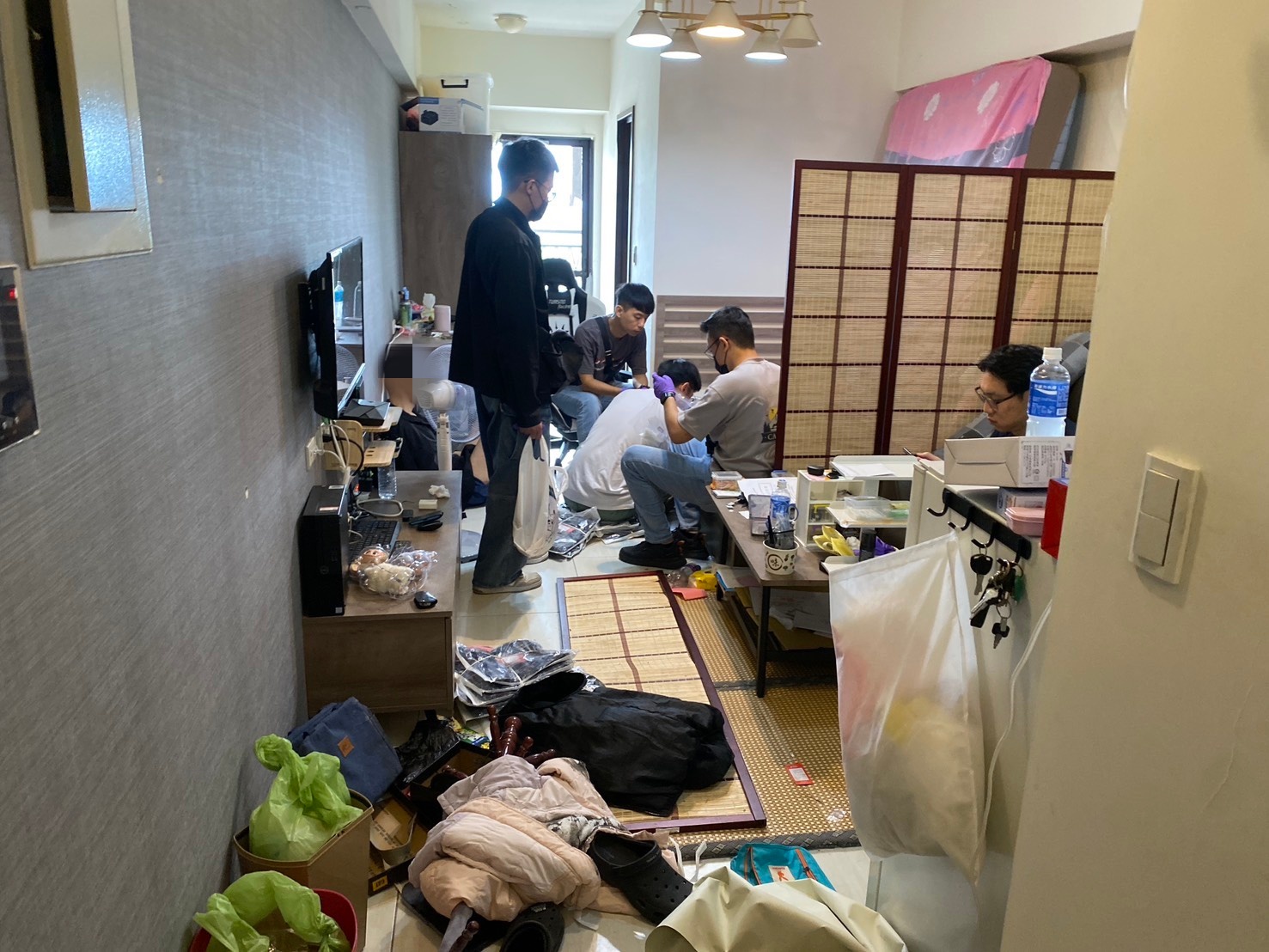 中壢、平鎮警強勢攻堅毒品分裝場 44歲男全裸狼狽落網 S 25141805 0