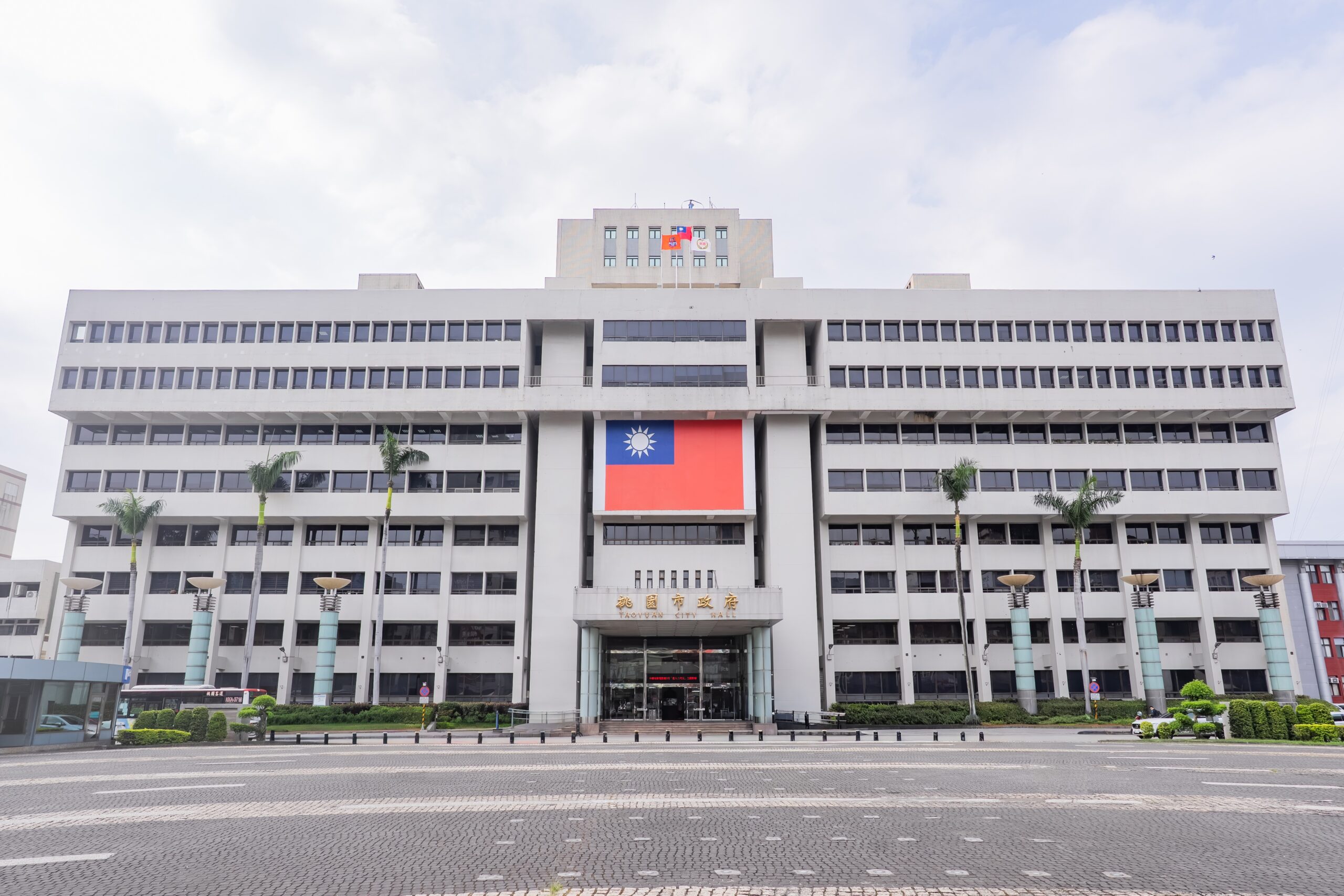 桃園璞園領航猿隊旗市府大樓飄揚 慶祝PLG二連霸 透過升旗儀式,市府力挺職業球隊持續為桃園爭取榮耀 0 scaled