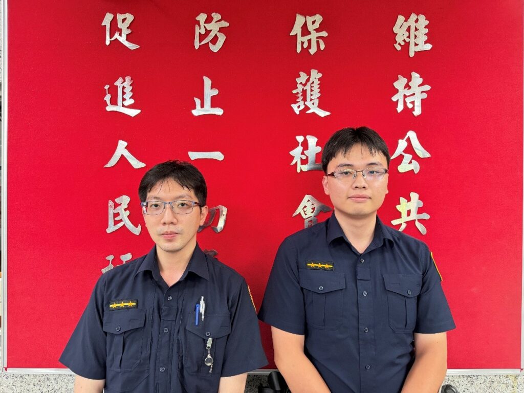 康寧派出所警員陳介正(左)、呂元豐(右)。(圖/記者薛秀蓮 翻攝)
