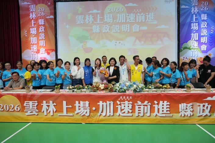 ▲雲林縣土風舞協會理事長洪惠玲與會員獻花給張麗善縣長,感謝她努力推動縣政建設。(記者劉峻文攝)