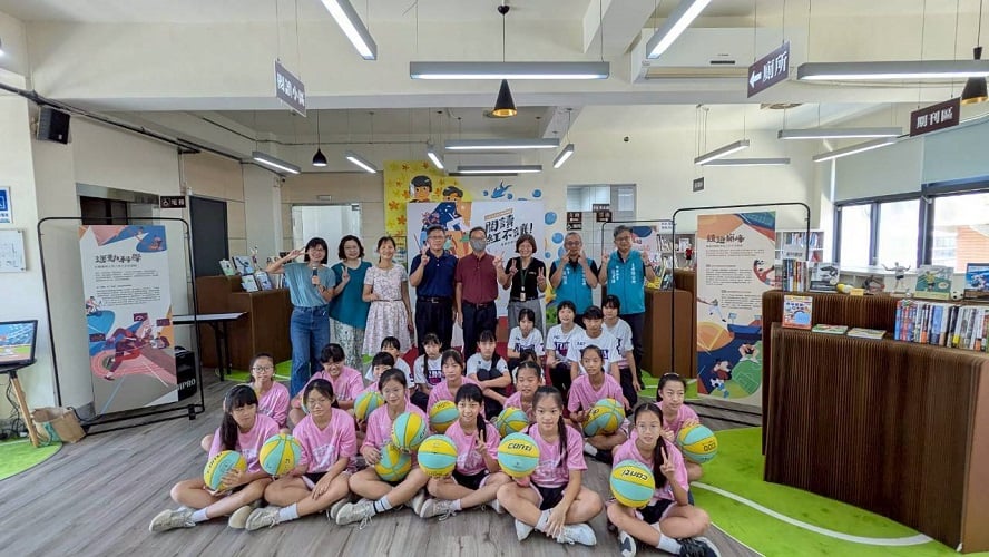 ▲當閱讀遇上籃球!土庫鎮立圖書館盛大開幕,攜手土庫國小女籃隊,打造「動靜皆宜」的健康小鎮。(記者劉峻文攝)