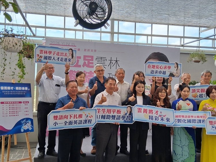 ▲張嘉郡祭高額獎學金,鼓勵雲林學子在地升學、獎勵人才雲漂。(記者劉峻文攝)