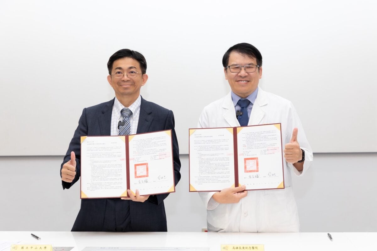 ▲國立中山大學與高雄長庚紀念醫院簽署合作契約書,由中山大學校長李志鵬及高雄長庚紀念醫院院長藍國忠(右)代表簽署。