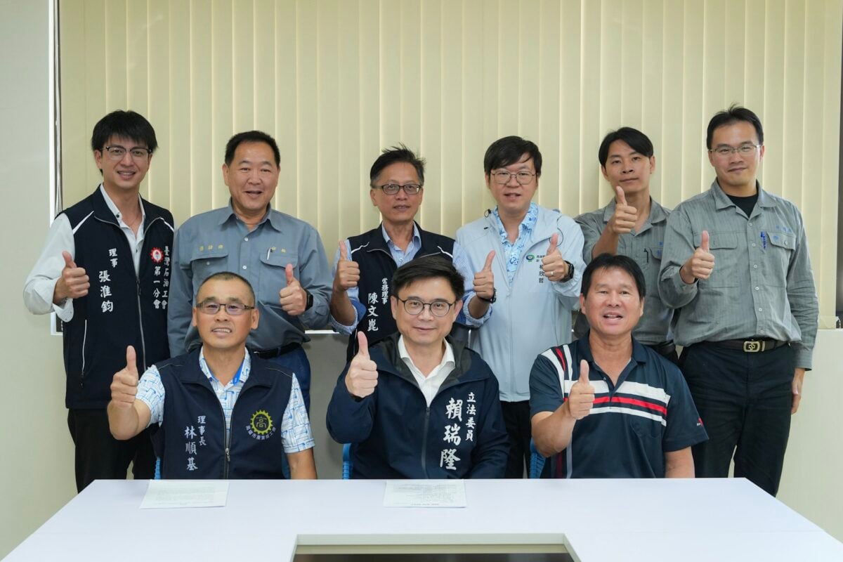 ▲立法委員賴瑞隆(前排中)與高雄市產業總工會理事長林順基(前排左)及台船工會、中鋼企業工會、高雄郵政工會等工會代表交流勞工退休制度改革,行政院拍板勞退舊制改革方案,與會人士共同按讚支持,期盼持續提升勞工退休保障。