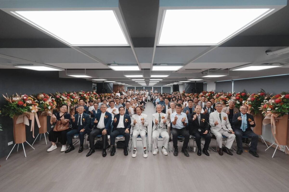 ▲高雄市室內設計裝修商業同業公會新會館落成茶會,中央、地方各界貴賓、各地方公會及會員代表齊聚合影,共同見證公會發展邁向新里程。 (圖╱黑炭攝視 提供)