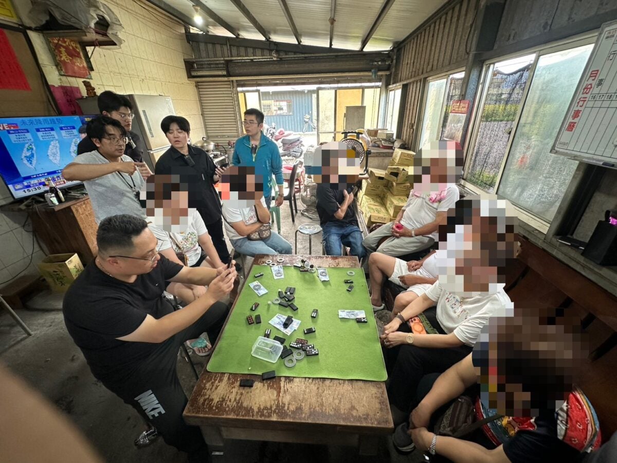 ▲宜蘭分局查獲賭場現場賭具及賭資仍在賭桌上。