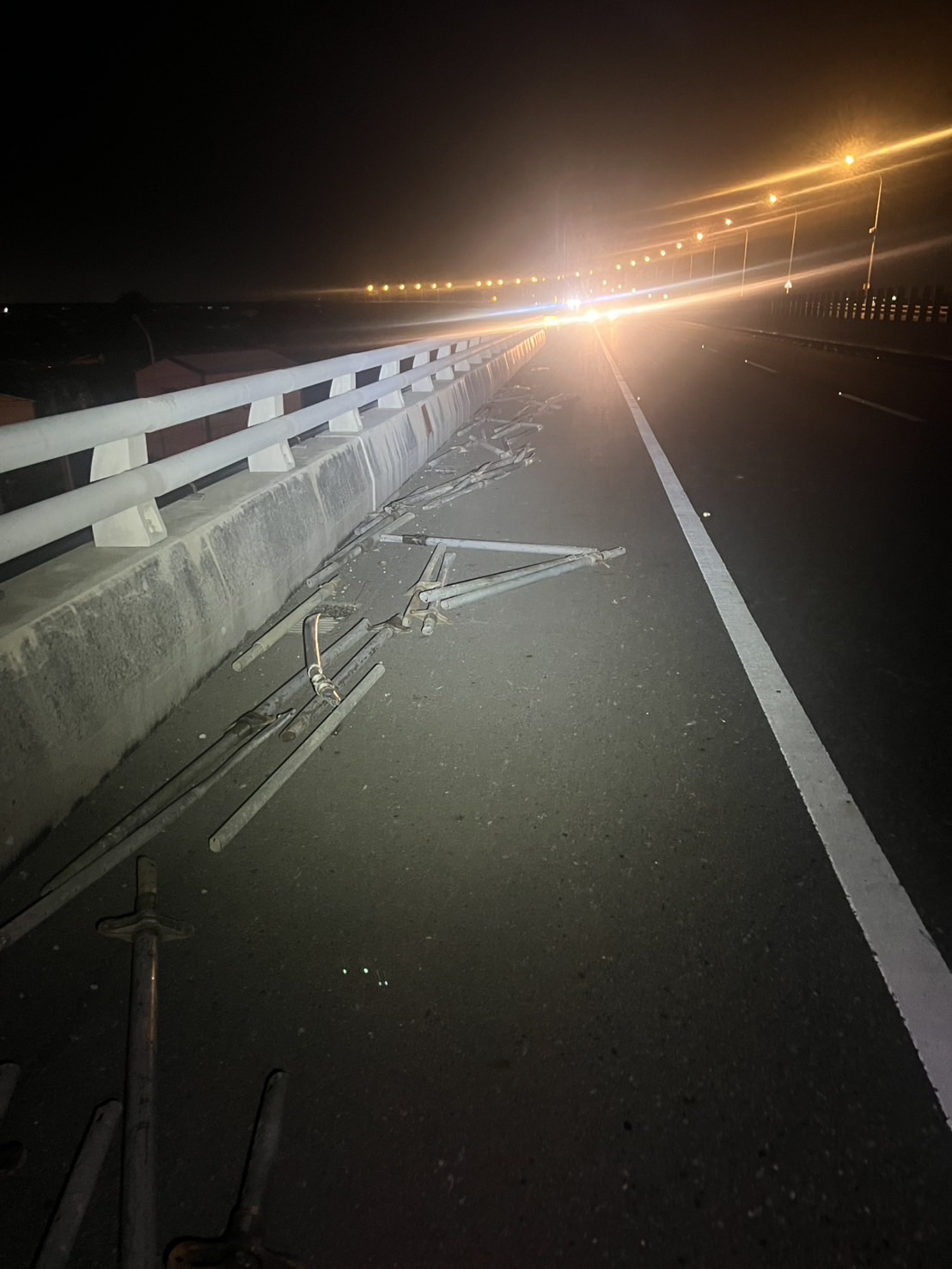 台61西濱驚險夜!鐵管掉滿路 6車連環輾壓受損 - https://www.watchmedia01.com