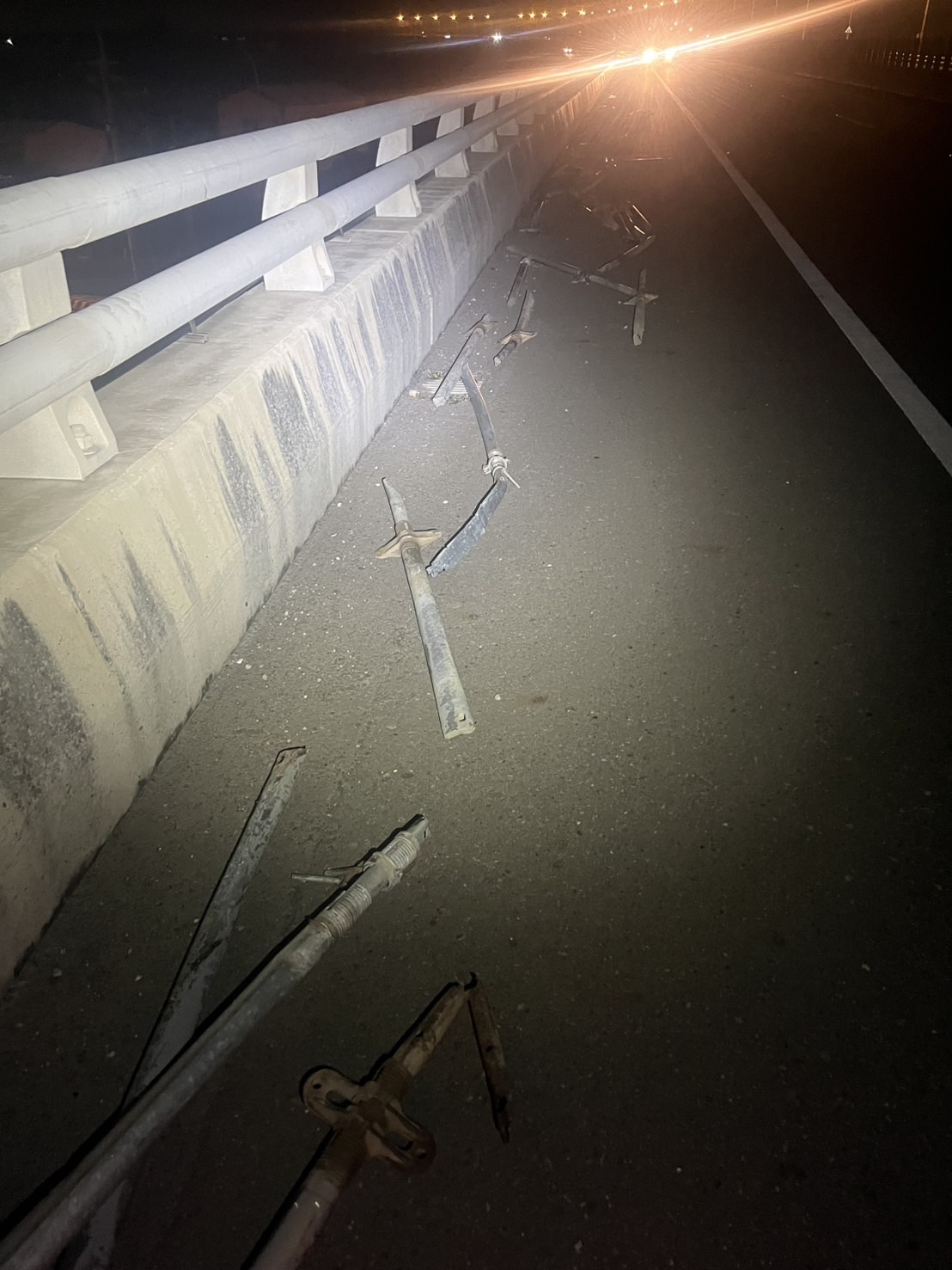 台61西濱驚險夜!鐵管掉滿路 6車連環輾壓受損 - https://www.watchmedia01.com