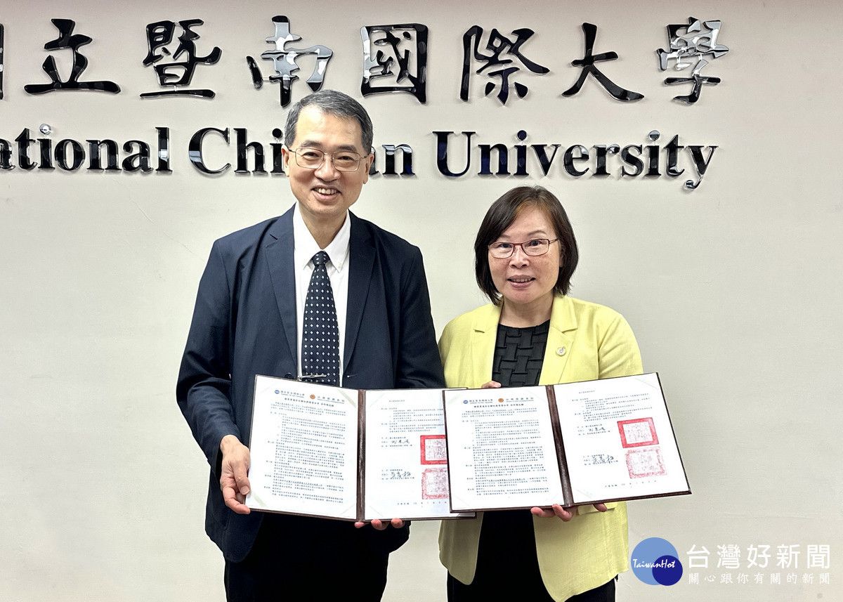 暨大與法務部調查局簽署合作備忘錄（MOU)，暨大校長武東星(左)與法務部調查局副局長吳富梅(右)代表雙方簽署。（暨大提供）