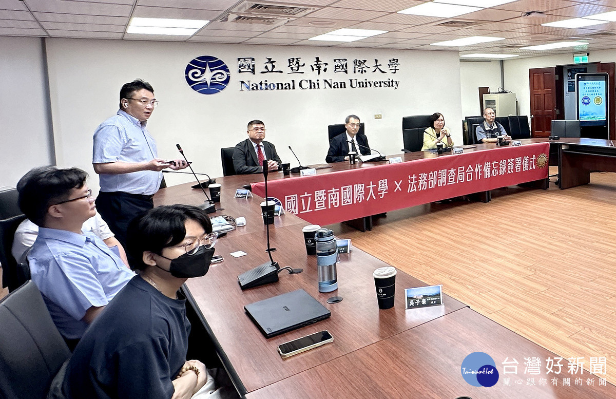 暨大與法務部調查局簽署合作備忘錄(MOU),暨大計網中心主任蕭桂森於交流會中進行簡報。(暨大提供)
