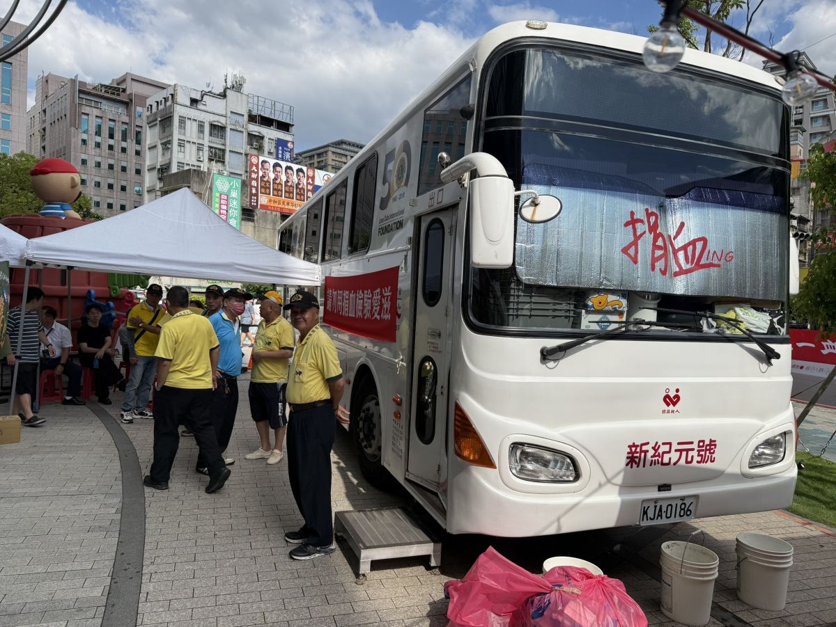 圖/冠德集團攜手玉山金控共同舉辦「快樂捐血,讓愛相隨」公益捐血活動,號召民眾挽袖捐血。(冠德集團提供)