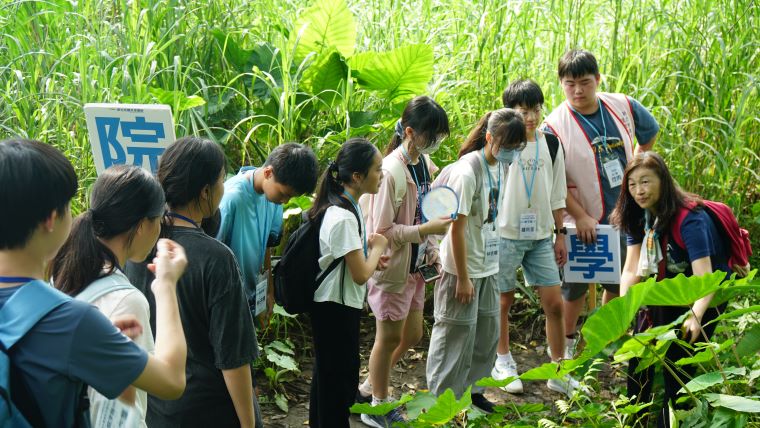 國中生化身「大力水守」 新北學子實地探索水環境培養永續力 46 《圖說》學員走進廣興社區河濱場域參與環境與巡守體驗,由崇光社區大學水環境巡守隊老師帶領觀察河岸生態。〈環保局提供〉